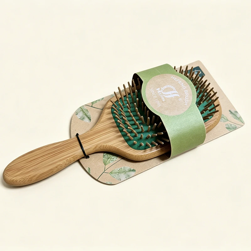 Brosse &agrave; cheveux en bambou &eacute;cologique, coussin vert avec &eacute;pingles en bois