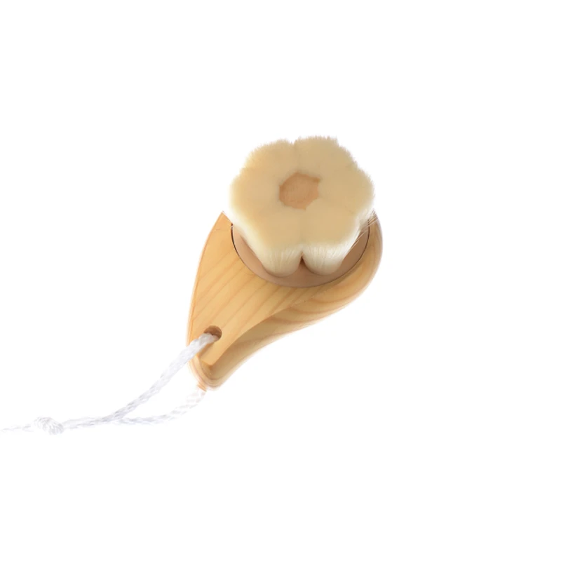 Brosse pour le visage en bois tendre en forme de fleur de prunier &eacute;l&eacute;gante