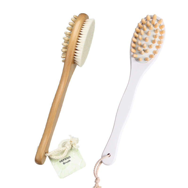 Brosse corps en bois double face avec picots de massage
