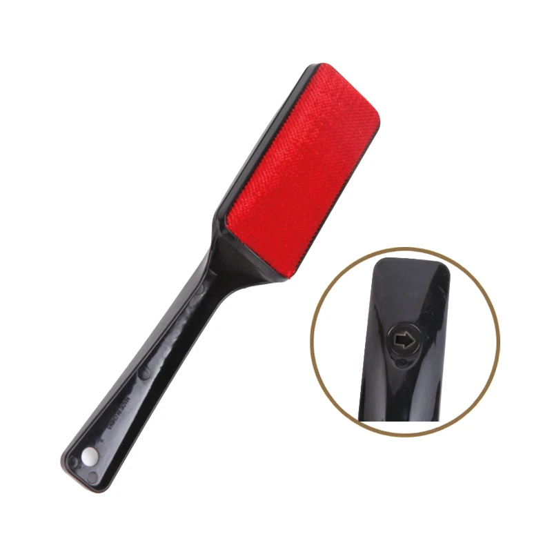 Brosse &agrave; v&ecirc;tements &agrave; direction variable, adapt&eacute;e aux gauchers