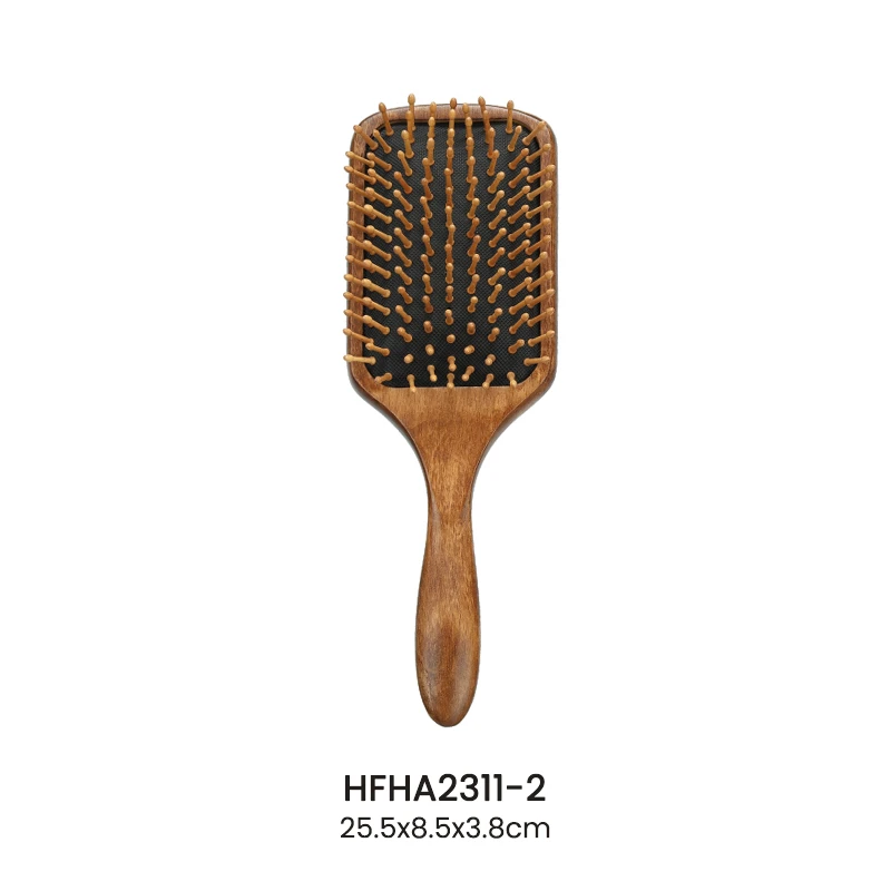 Brosse &agrave; cheveux en bois de h&ecirc;tre teint&eacute;e de couleur fonc&eacute;e